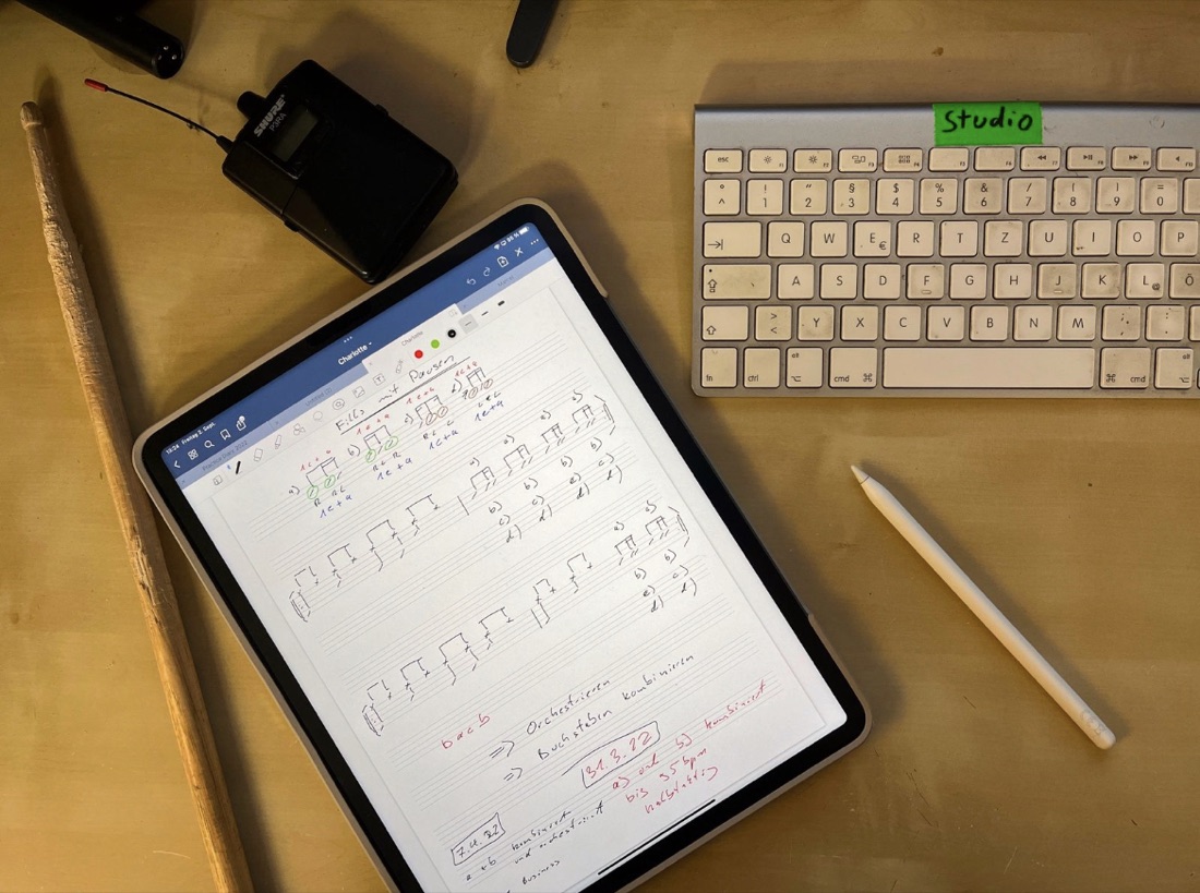 Drum-Noten auf dem iPad, dem Schüler über einen Monitor angezeigt