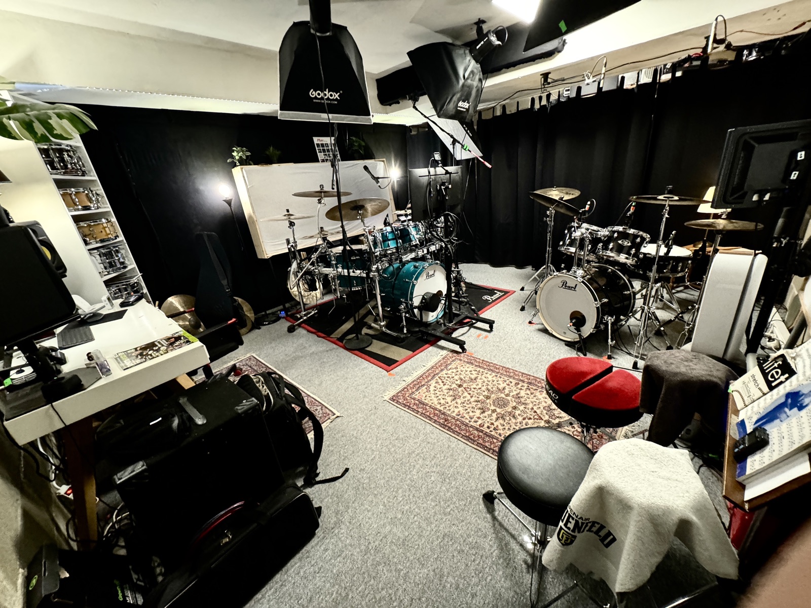 Studio in Köln mit zwei mikrofonierten Schlagzeugen und Multi-Kamera-Setup